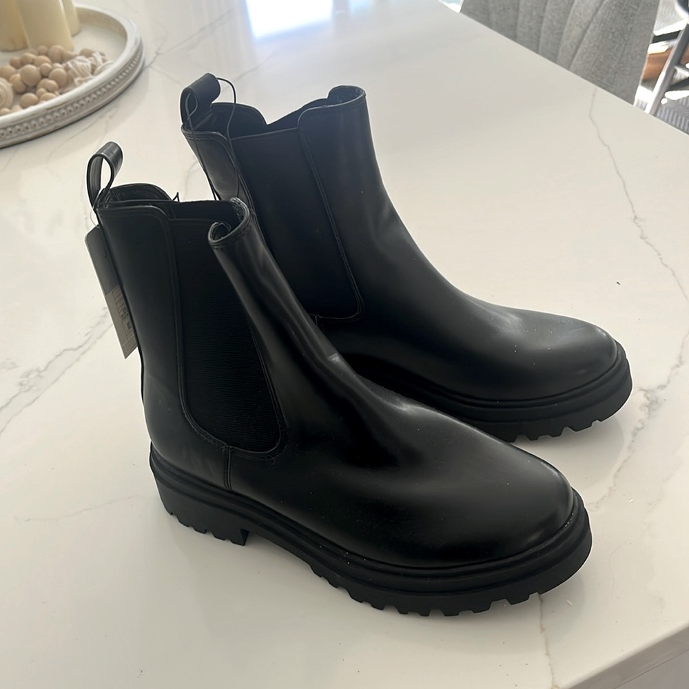 NWT black boots size 8